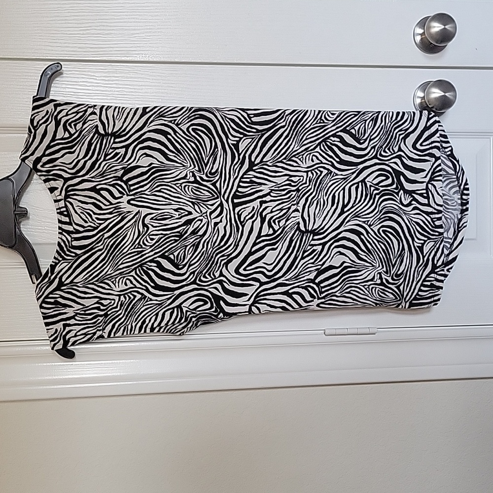 Vince Camato black and white blouse. - Picture 2 of 3